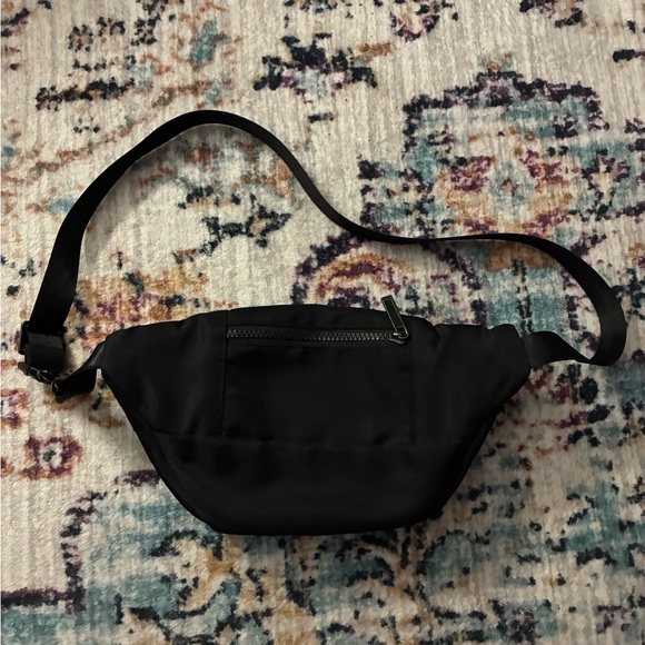 ALO Yoga Black Explorer Crossbody Bag ~ Gently Used - Picture 3 of 3